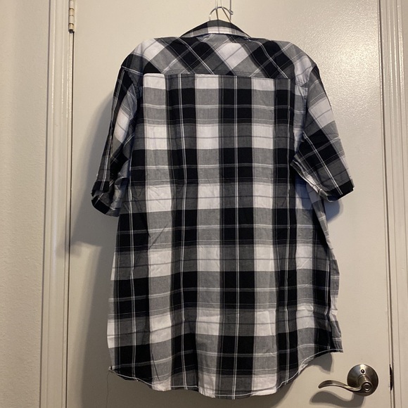 Men’s shortsleeved button down shirt - Picture 3 of 3